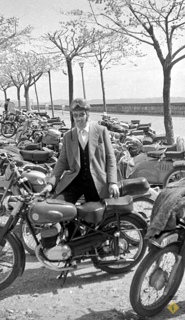 Josep Noguero Roca a l'aparcament de motos de Montserrat