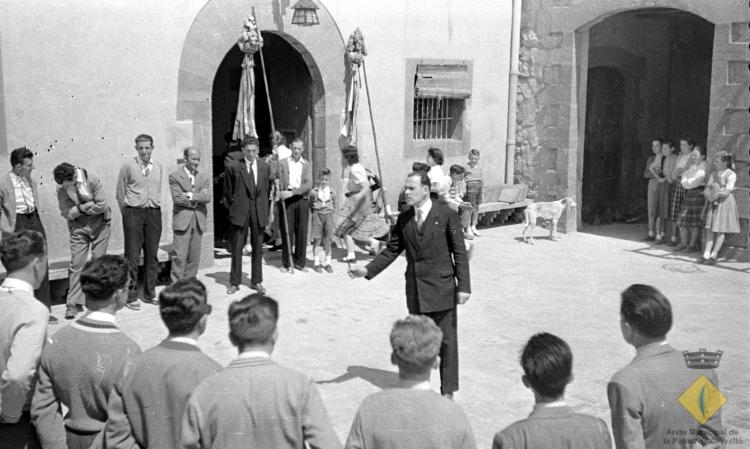 Grup d'homes cantant caramelles al pati de la masia de can Pongem el dia de Pasqua