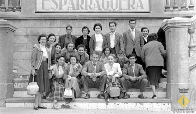 Grup de joves en unes escales a Esparraguera