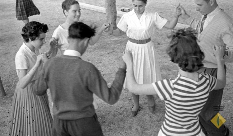 Joves ballant sardanes a la plaça de l'església de la Palma de Cervelló