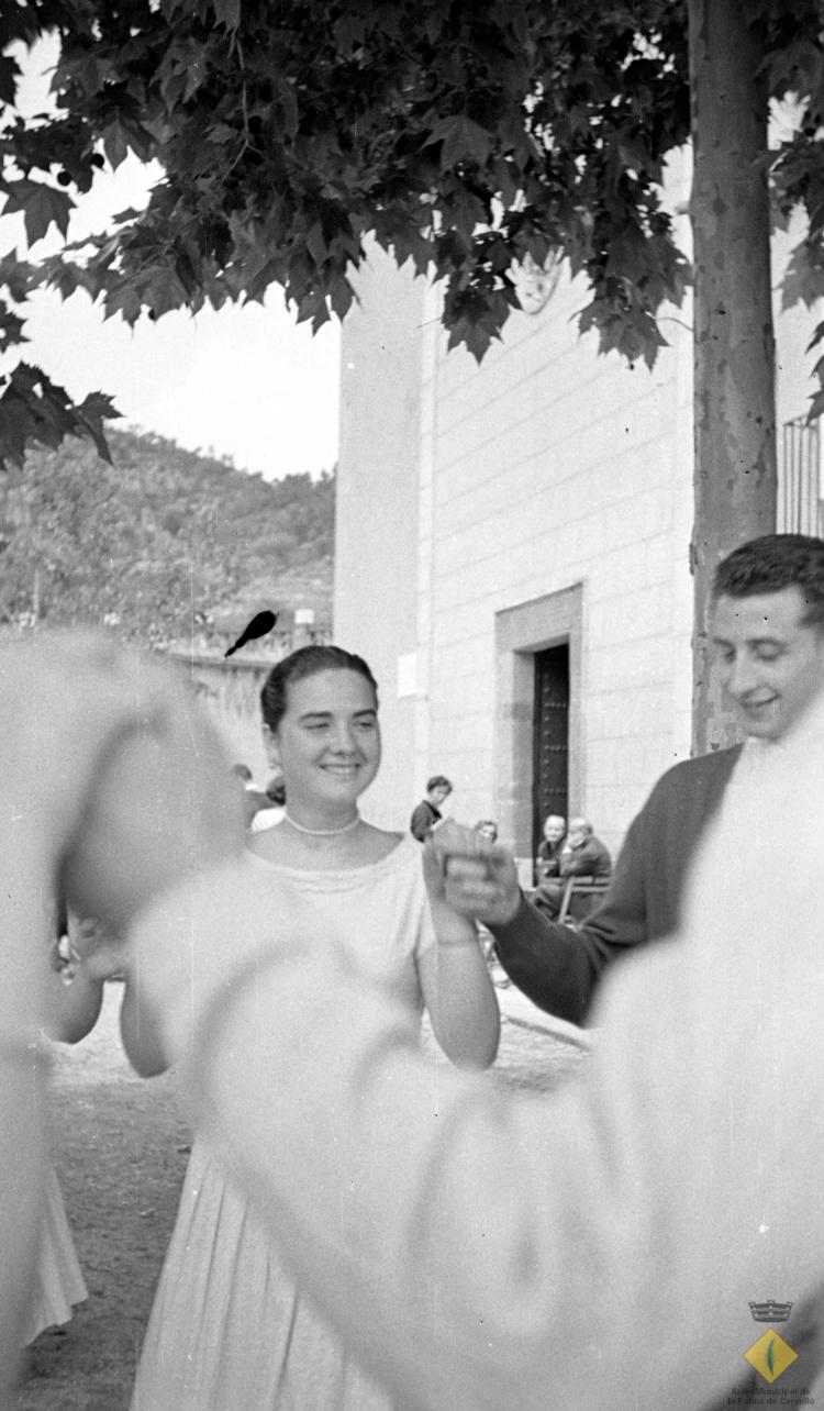 Joves ballant sardanes a la plaça de l'església de la Palma de Cervelló