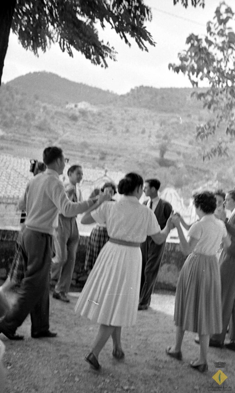 Joves ballant sardanes a la plaça de l'església de la Palma de Cervelló