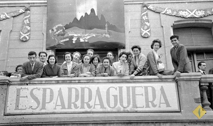 Grup de joves en unes escales a Esparraguera