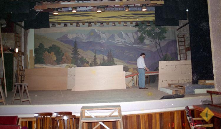 Preparació del muntatge teatral Cançó d'amor i de guerra a la seu de la Societat Aliança Palmarenca
