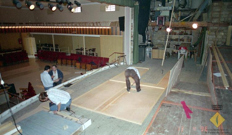 Preparació del muntatge teatral Cançó d'amor i de guerra a la seu de la Societat Aliança Palmarenca