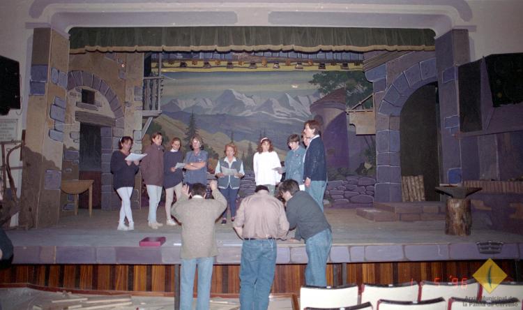 Preparació del muntatge teatral Cançó d'amor i de guerra a la seu de la Societat Aliança Palmarenca