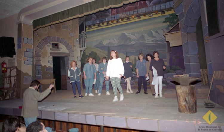 Preparació del muntatge teatral Cançó d'amor i de guerra a la seu de la Societat Aliança Palmarenca