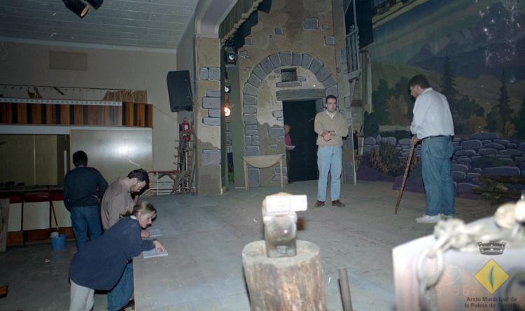 Preparació del muntatge teatral Cançó d'amor i de guerra a la seu de la Societat Aliança Palmarenca