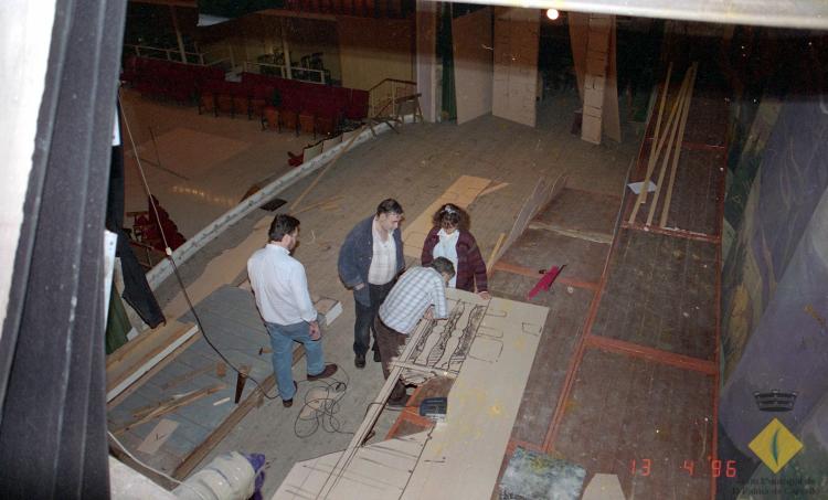 Preparació del muntatge teatral Cançó d'amor i de guerra a la seu de la Societat Aliança Palmarenca