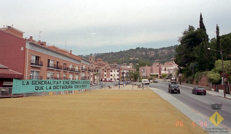 Vista de l'avinguda Catalunya amb pancarta a favor de la segregació de la Palma de Cervelló