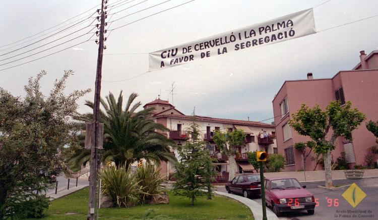 El carrer Doctor Fleming amb pancarta a favor de la segregació de la Palma de Cervelló