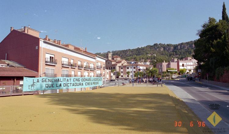 Manifestació a favor de la segregació de la Palma de Cervelló a l'avinguda Catalunya