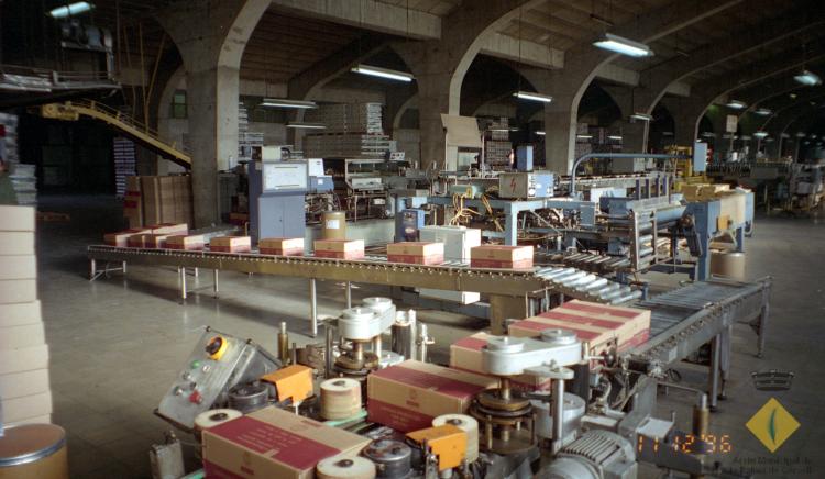 Cinta transportadora per encaixat i precintat de productes a Caves Rondel