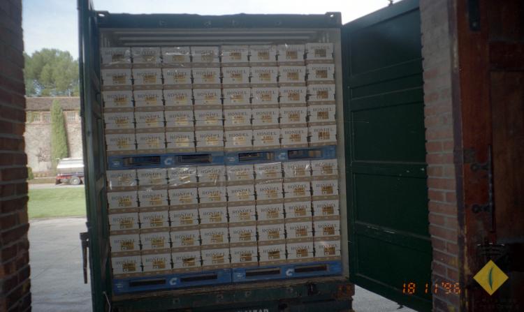 Càrrega d'un contenidor sobre un camió amb productes de les caves Rondel