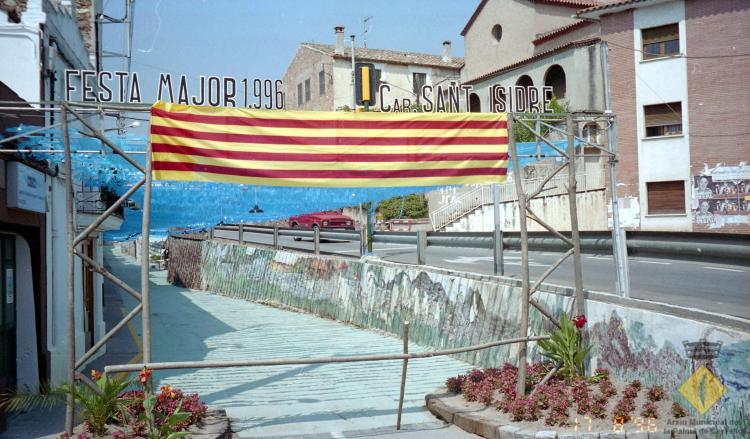 El carrer Sant Isidre decorat amb motiu de la celebració de la Festa Major