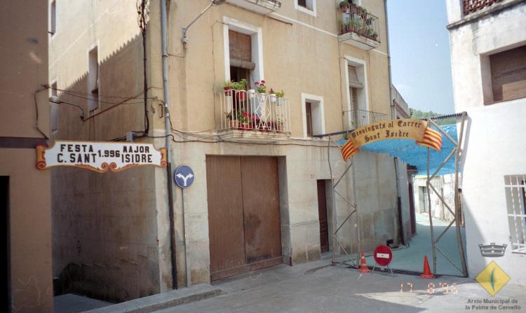 El carrer Sant Isidre decorat amb motiu de la celebració de la Festa Major