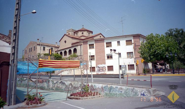 El carrer Sant Isidre decorat amb motiu de la celebració de la Festa Major