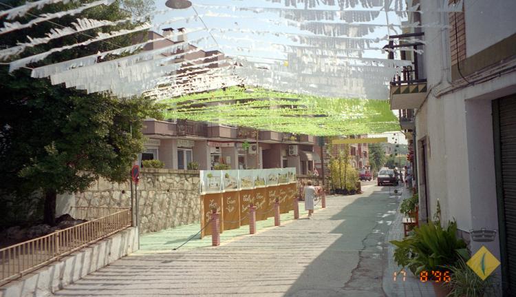 El carrer Santa Maria decorat amb motiu de la celebració de la Festa Major