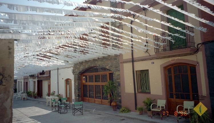 El carrer Santa Maria decorat amb motiu de la celebració de la Festa Major