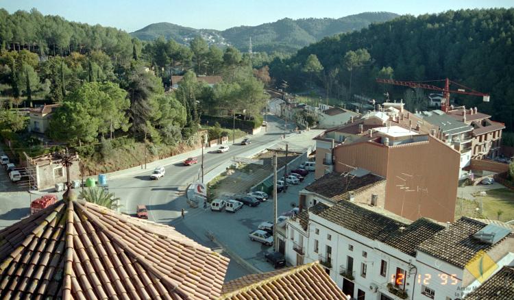 Vista de l'entrada de la Palma amb l'edifici de l'ajuntament en construcció