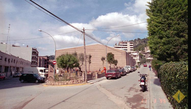 Parc infantil a la confluència del carrer Canigó i el carrer Pirineu