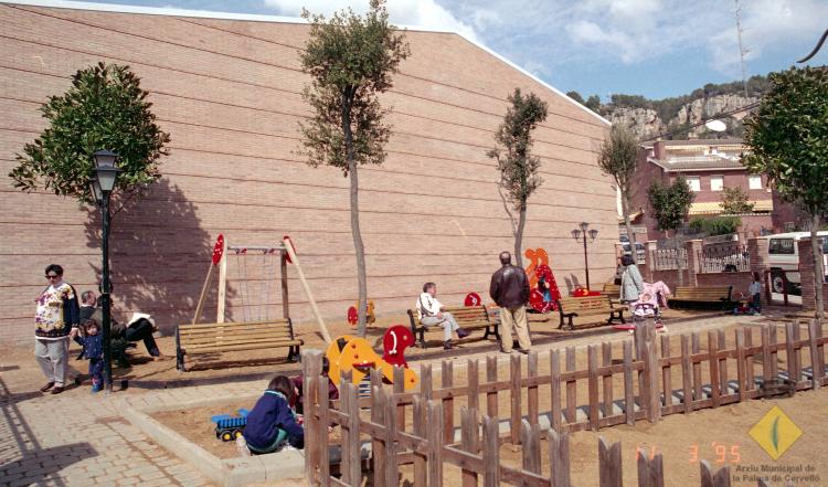 Parc infantil a la confluència del carrer Canigó i el carrer Pirineu