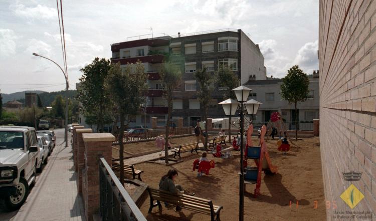 Parc infantil a la confluència del carrer Canigó i el carrer Pirineu
