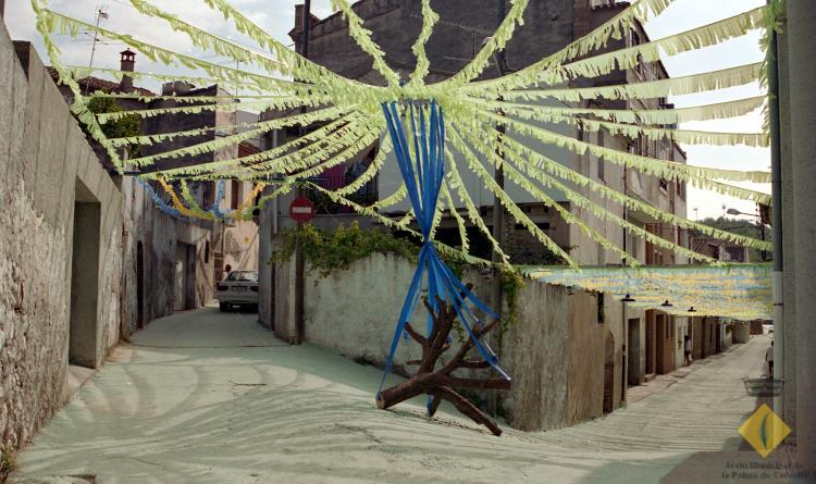 Confluència dels carrers Sant Isidre i Nostra Senyora de Montserrat decorats per Festa Major