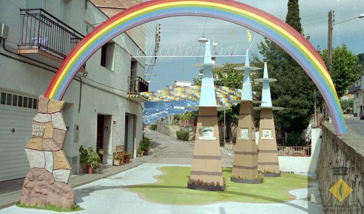 El carrer Santa Maria decorat durant la celebració de la Festa Major