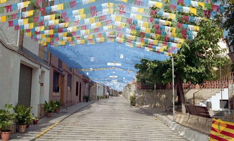 El carrer Santa Maria decorat durant la celebració de la Festa Major