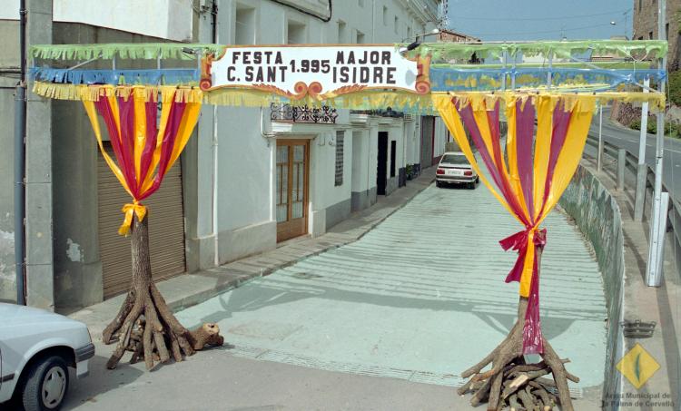El carrer Sant Isidre decorat durant la celebració de la Festa Major