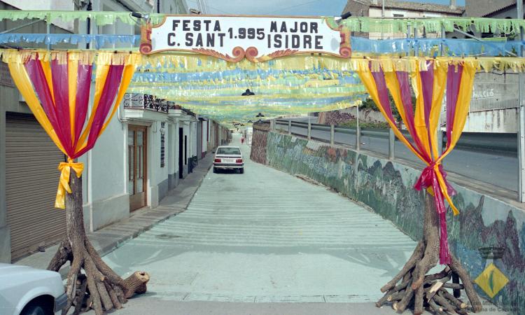 El carrer Sant Isidre decorat durant la celebració de la Festa Major