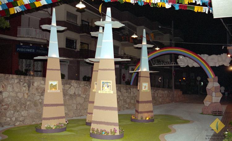 El carrer Santa Maria decorat durant la celebració de la Festa Major