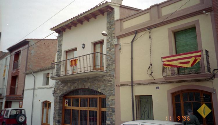 Façanes del carrer Santa Maria decorades amb la senyera el dia de la Diada Nacional de Catalunya