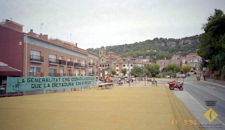 Vista de l'avinguda Catalunya amb un cartell a favor de la segregació de la Palma