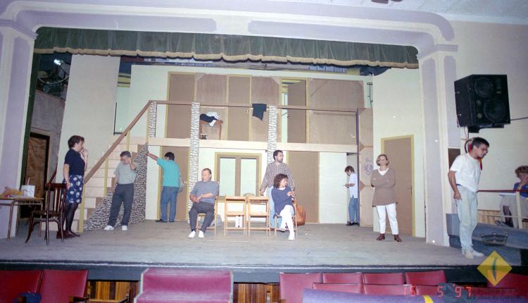 Assaig de l'obra de teatre Pel davant i pel darrera a la seu de l'Aliança Palmarenca