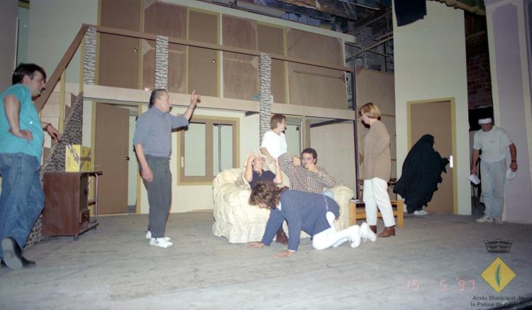 Assaig de l'obra de teatre Pel davant i pel darrera a la seu de l'Aliança Palmarenca