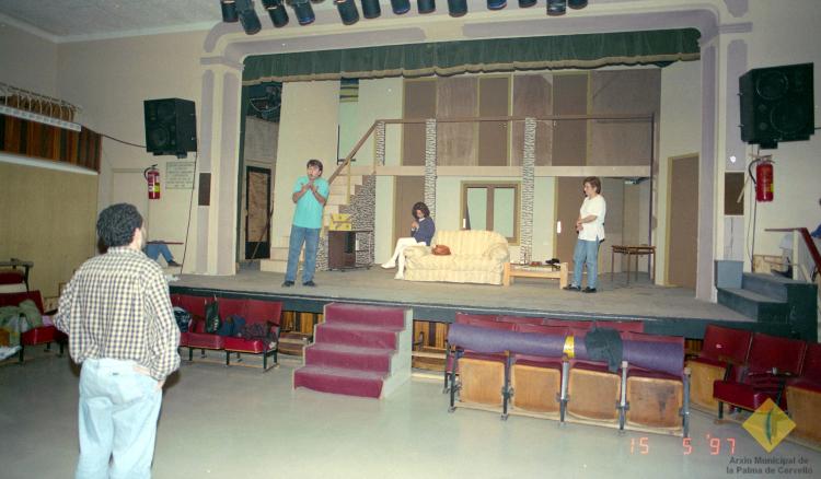 Assaig de l'obra de teatre Pel davant i pel darrera a la seu de l'Aliança Palmarenca