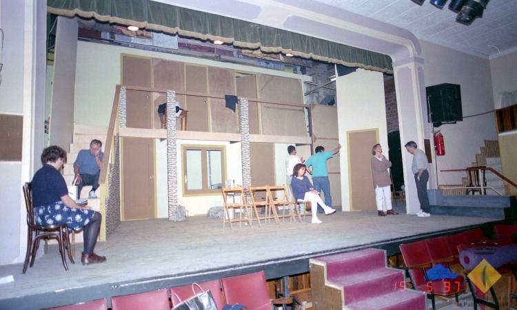 Assaig de l'obra de teatre Pel davant i pel darrera a la seu de l'Aliança Palmarenca