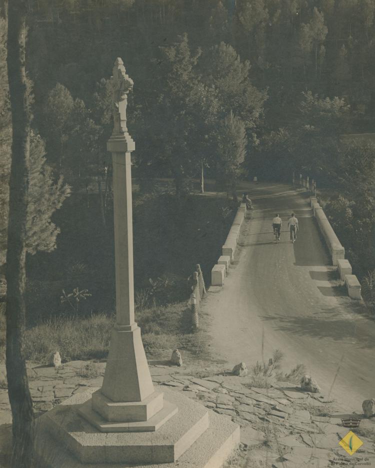 Creu de terme i pont de la riera de Rafamans a l'entrada de la Palma de Cervelló