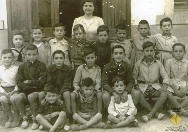 Grup escolar amb mestra i alumnes