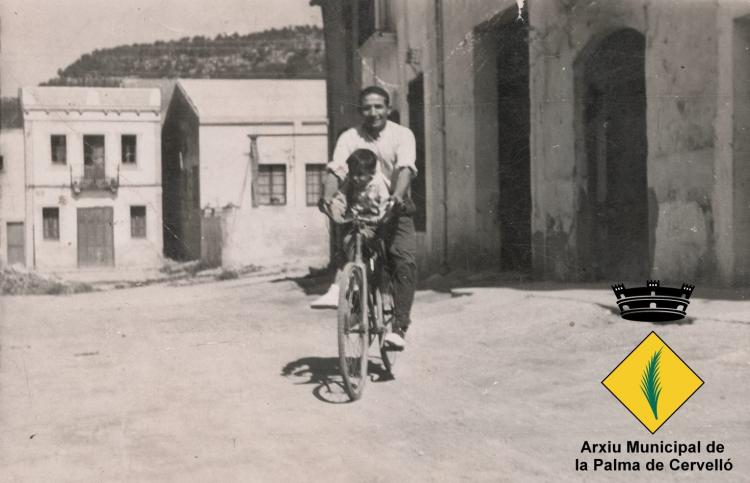 Pare i fill en bicicleta al carrer de Santa Maria