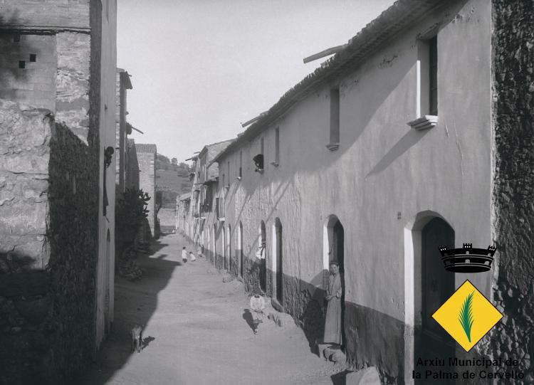 Cases blanques aliniades al carrer sant Isidre de la Palma