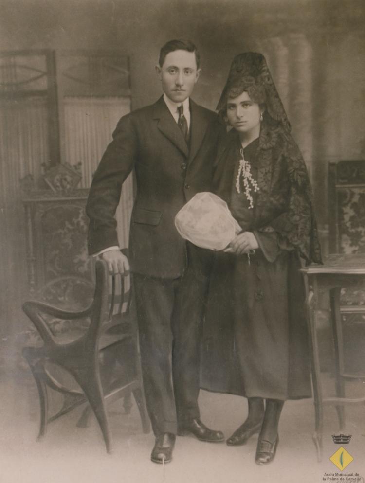 Retrat d'estudi pel casament de Miquel Planas Bartralot i Consol Roca Ollé