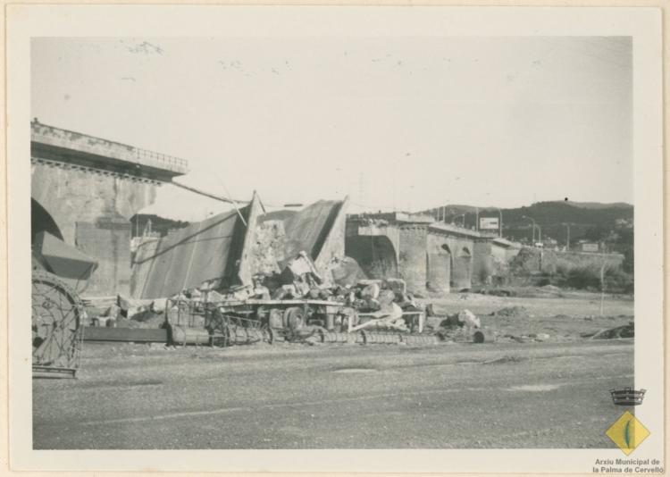 El pont de Carles III després de l'ensorrament d'un pilar