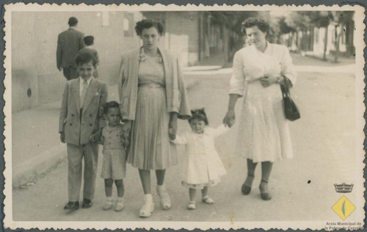 Grup familiar caminant pel carrer