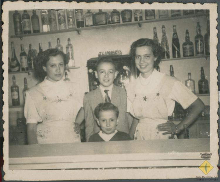Els germans Balasch Pi a la barra del bar de l'Aliança