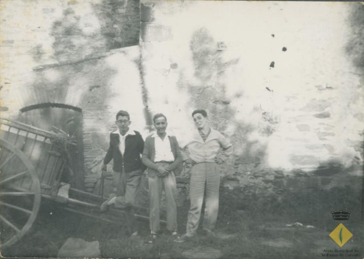 Tres amics davant un carro d'escala