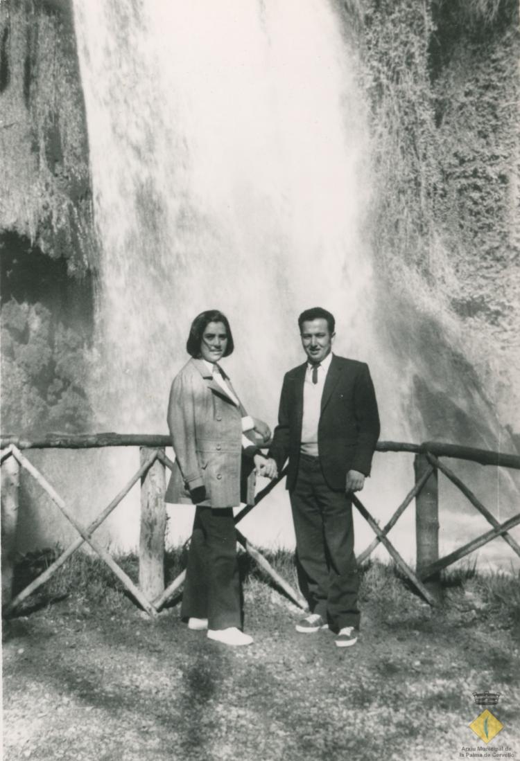 Montserrat Ollé i Jaume Balasch davant del salt d'aigua del Monasterio de Piedra