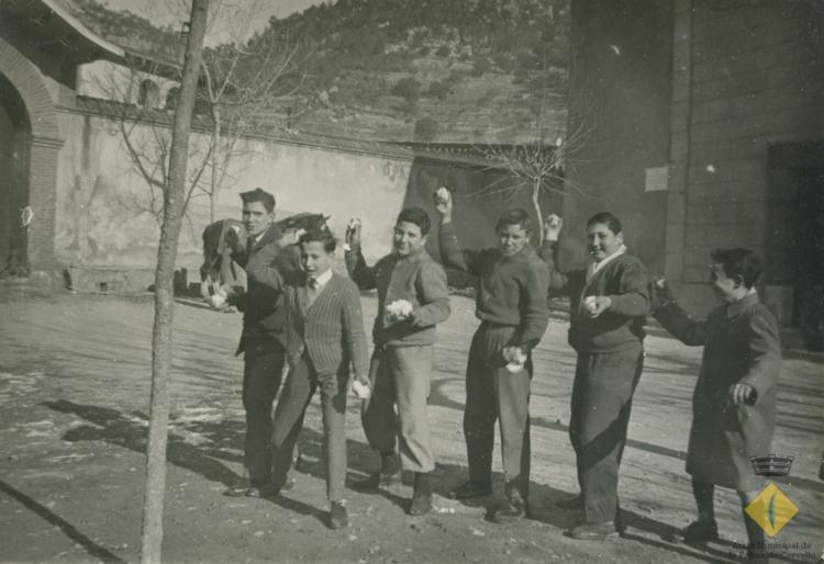 Nens amb boles de neu a la plaça de l'església